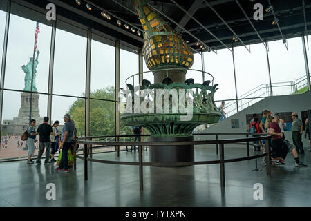 La Statua della Libertà della torcia originale è il punto focale di una grande stanza della Statua della Libertà Museo che è stato inaugurato nel maggio 2019 su Liberty Island. Foto Stock
