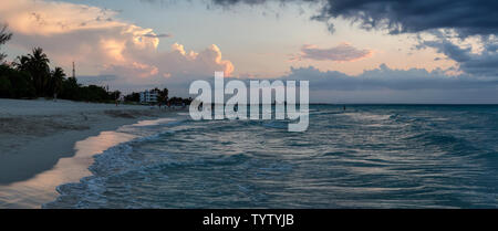 Bella vista panoramica della spiaggia di sabbia durante una drammatica NUVOLOSO TRAMONTO. Prese a Varadero, Cuba. Foto Stock