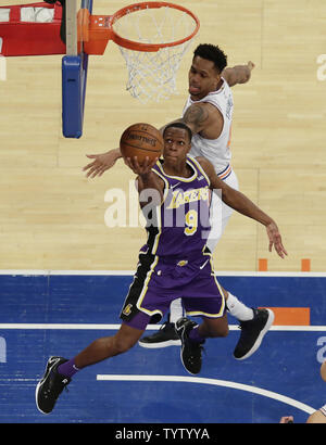 New York Knicks lancia Thomas difende i Los Angeles Lakers Rajon Rondo che conduce al cestello al Madison Square Garden di New York il 17 marzo 2019. Il Knicks ha sconfitto i Lakers 124-123. Foto di Giovanni Angelillo/UPI Foto Stock