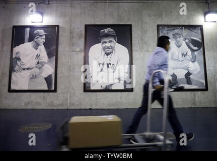 Fotografie del leggendario Yankee giocatori compresi Babe Ruth appendere alla parete come un lavoratore tira un carrello lungo il corridoio via un giorno prima del giorno di apertura del 2019 stagione MLB allo Yankee Stadium di New York il 27 marzo 2019. I New York Yankees si giocano la Baltimore Orioles domani sul giorno di apertura allo Yankee Stadium. Foto di Giovanni Angelillo/UPI Foto Stock