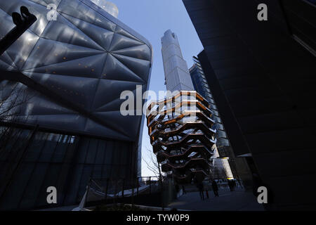 Il passo ed il recipiente sono fianco a fianco a Hudson Yards ad una anteprima di stampa all'interno del capannone, Manhattan New Art Center a New York City il 3 aprile 2019. Il Capannone commissioni, sviluppa e presenta opere d'arte originali, in tutte le discipline, per tutti i tipi di pubblico. Il capannone di abitazione, l'edificio Bloomberg, è una struttura mobile progettato da Diller Scofidio + Renfro, Lead Architect e gruppo Rockwell, collaborando architetto. Impegnati a coltivare l'invenzione artistica e portando le esperienze creative al più ampio pubblico possibile, il capannone, guidata dal direttore artistico e CEO Alex Poots, è Foto Stock