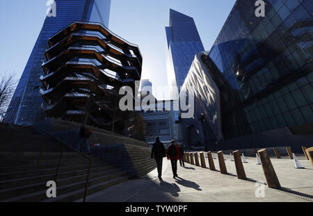 Il passo ed il recipiente sono fianco a fianco a Hudson Yards ad una anteprima di stampa all'interno del capannone, Manhattan New Art Center a New York City il 3 aprile 2019. Il Capannone commissioni, sviluppa e presenta opere d'arte originali, in tutte le discipline, per tutti i tipi di pubblico. Il capannone di abitazione, l'edificio Bloomberg, è una struttura mobile progettato da Diller Scofidio + Renfro, Lead Architect e gruppo Rockwell, collaborando architetto. Impegnati a coltivare l'invenzione artistica e portando le esperienze creative al più ampio pubblico possibile, il capannone, guidata dal direttore artistico e CEO Alex Poots, è Foto Stock