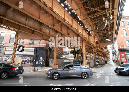 Auto Drive al di sotto della linea blu L stazione ferroviaria a Damen Chicago IL USA Foto Stock