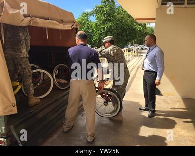 I veterani che risiedono presso la Casa del veterano (casa di veterani) ha ricevuto una generosa donazione di biciclette dalla Amgen veterani della rete dipendente (AVEN) il 30 novembre. Foto Stock