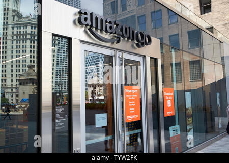 Amazon Go convenience store in downtown Chicago IL USA Foto Stock