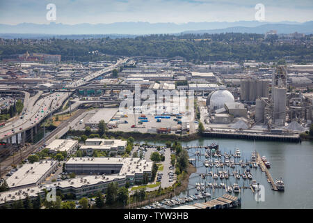 Vista aerea di Harbour Island Marina si trova a sud del centro cittadino di Seattle sul fiume Duwamish, nello Stato di Washington, USA Foto Stock