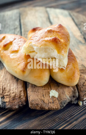 Appena sfornati in casa fragranti piccoli pasticci di carne con una crosta di appetitosi. Russo cucina nazionale. Foto Stock