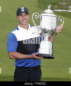 Brooks Koepka detiene il Trofeo Wanamaker dopo il round finale del campionato di PGA presso il corso di Nero a Bethpage State Park di Farmingdale, New York il 19 maggio 2019. Koepka vince il 2019 campionato di PGA con un punteggio di 8 sotto il par. Foto di Giovanni Angelillo/UPI Foto Stock