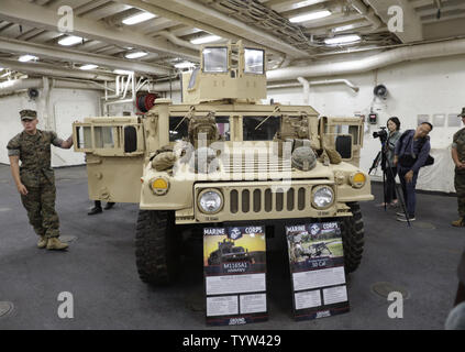Un M1165A1 Operazioni speciali ad alta mobilità, multi-purpose veicolo a ruote è sul display sotto il ponte quando la New York Foreign Press Center detiene il tour locale della USS New York per contrassegnare la Settimana della flotta a New York City il 22 maggio 2019. Il trasporto anfibio dock è stato battezzato nel 2008 e denominata in memoria delle vittime dell'11 settembre gli attacchi terroristici. Foto di Giovanni Angelillo/UPI Foto Stock