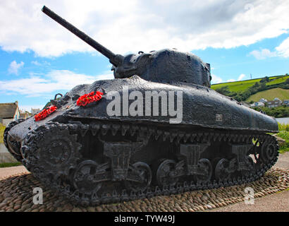 Sherman serbatoio a Slapton sands nel Devon. Fu affondato in azione durante la fase di esercizio la tigre che è stata una prova per lo sbarco in Normandia. Esso si trova ora come Foto Stock