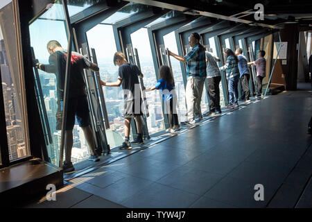 I turisti alla corsa di inclinazione nel ponte di osservazione di 360 chicago john hancock building Chicago IL USA Foto Stock