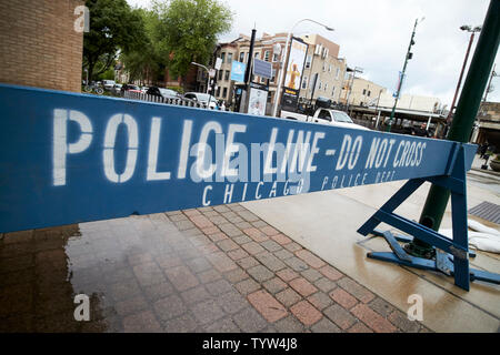 Blu linea di polizia non cross di Chicago in legno del dipartimento di polizia di Chicago di barriera IL USA Foto Stock