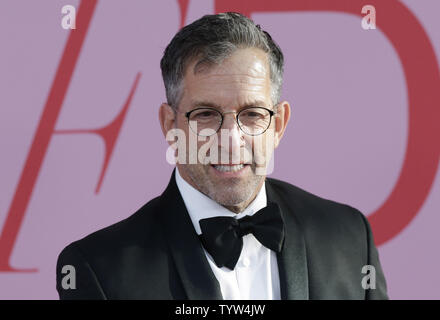 Kenneth Cole arriva sul tappeto rosso al 2019 CFDA Fashion Awards al Brooklyn Museum di New York City il 3 giugno 2019. Foto di Giovanni Angelillo/UPI Foto Stock