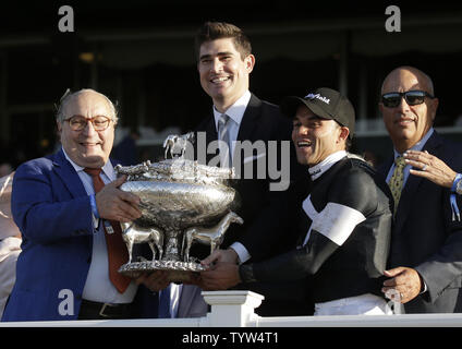 Sir Winston jockey Joel Rosario, trainer contrassegnare le casse e i membri del team tenere premuto l'Agosto Belmont Trophy come essi celebrare conquistando la 151st esecuzione del Belmont Stakes di Belmont Park di Elmont New York il 8 giugno 2019. Foto di Giovanni Angelillo/UPI Foto Stock