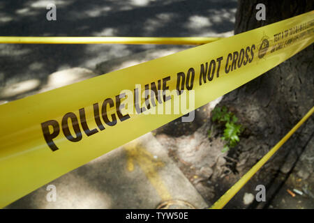 Linea di polizia non cross giallo nastro incidente di Chicago del dipartimento di polizia di Chicago IL USA Foto Stock