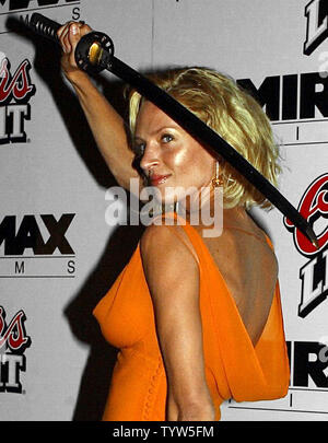 L'attrice Uma Thurman si mette in mostra la sua abilità con una spada prop durante il 7 ottobre, 2003 New York premiere del suo nuovo film di 'Kill Bill Vol. 1' diretto da Quentin Tarantino. Per andare con noi storia-KILLBILL-l'analisi. (UPI/Ezio Petersen) Foto Stock