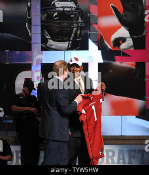 Signor Commissario NFL Roger Goodell stand con Dan Williams, un tackle difensivo dal Tennessee, dopo che egli è stato selezionato dalla Arizona Cardinals come 26 pick nel primo round del 2010 NFL Draft al Radio City Music Hall di New York il 22 aprile 2010. UPI/Roger L. Wollenberg Foto Stock