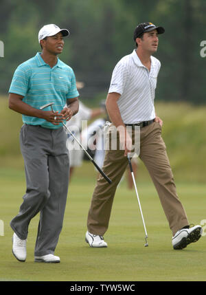 Tiger Woods (L) cammina al fianco di 2006 U.S. Campione aperto Geoff Ogilvy come si fanno strada verso il basso il 9° fairway,durante il primo round della 107th U.S. Aprire al Oakmont Country Club in Oakmont, Pensilvania il 14 giugno 2007. (UPI foto/Kevin Dietsch) Foto Stock