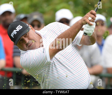 Ex US Open Champion Angel Cabrera, dell'Argentina, hist un colpo al secondo foro del suo primo giro durante il secondo giorno dell'U.S. Open di golf a Oakmont Country Club vicino Pittsburgh, Pensilvania il 17 giugno 2016. Cabrera è stato appena avviato il suo primo giro a causa della pioggia ritarda il giovedì. Foto di Pat Benic/UPI Foto Stock