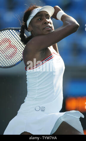 American la stella del tennis Venus Williams breezes attraverso il suo secondo round singles match contro la slovena Maja Matevzic alla Olimpiadi di Atene tennis Stadium il 17 agosto 2004. Williams, seminate sesto, ha vinto 6-0, 6-0 in 39 minuti. (UPI foto / Grazia Chiu) Foto Stock