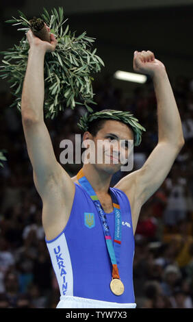 Trampolinist ucraini Yuri Nikitin rivendicazioni vittoria in uomini del trampolino della concorrenza a Athens Olympic Indoor Hall il 21 agosto 2004. (UPI foto/Grazia Chiu) Foto Stock
