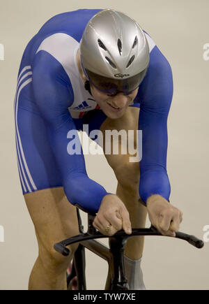 Bradley Wiggins di Gran Bretagna batte Brad McGee dell Australia per vincere la medaglia d'oro in uomini individuale Perseguimento di pista ciclabile al 2004 Atene giochi olimpici estivi, Agosto 21, 2004. (UPI foto/Heinz Ruckemann) Foto Stock