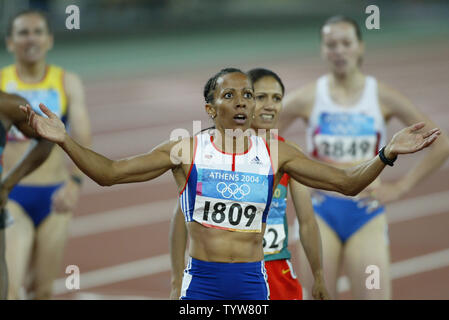 Kelly HOLMES di Gran Bretagna realizza gradualmente ha vinto l'oro nel femminile 800m al 2004 Atene giochi olimpici estivi, Agosto 23, 2004. (UPI Photo/ Claus Andersen) Foto Stock