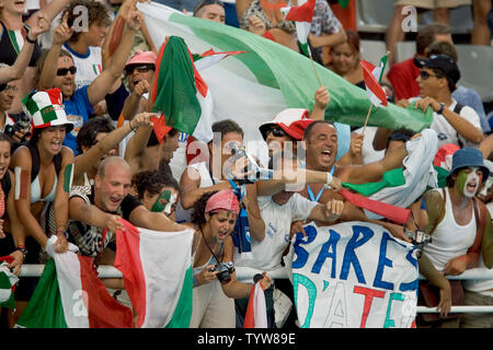 Tifosi vanno wild quando le donne italiane il team a vincere oro su in Grecia la pallanuoto finale alla Olympic Aquatic Centre del 2004 Atene giochi olimpici estivi, Agosto 26, 2004. (UPI Photo/ Heinz Ruckemann) Foto Stock