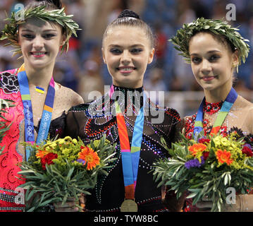 Medallists nell'Olympic ginnastica ritmica singoli tutto intorno la concorrenza il sorriso a Galatsi Hall di Atene il 29 agosto 2004. Da sinistra, Anna Bessonova di Ucraina, bronzo. 106.700 punti; Alina Kabaeva della Russia, oro, 108.400 punti; e Irina Tchachina della Russia, argento, 107.325 punti. (UPI foto/Grazia Chiu) Foto Stock