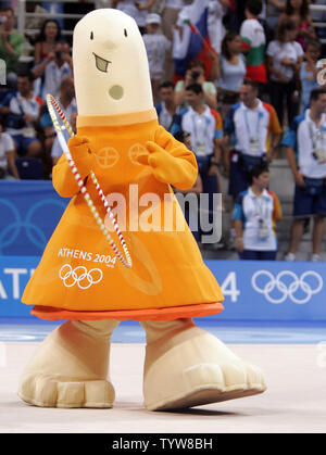 Mascotte olimpica Athena dà una ritmica hoop un vortice in occasione della chiusura della ginnastica ritmica singoli tutto intorno la concorrenza a Galatsi Hall di Atene il 29 agosto 2004. In Russia la Alina Kabaeva ha vinto il quattro-apparecchiatura finale con un totale di 108.400 punti. (UPI foto/Grazia Chiu) Foto Stock