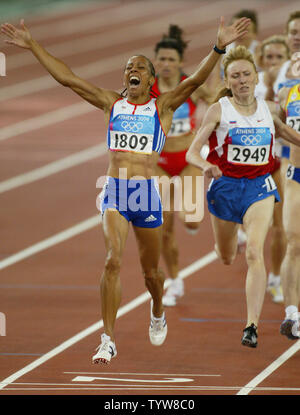 Kelly HOLMES di Gran Bretagna vince l'oro nel femminile 1500m allo Stadio Olimpico al 2004 Atene giochi olimpici estivi, 28 agosto 2004. (UPI foto/Claus Andersen) Foto Stock