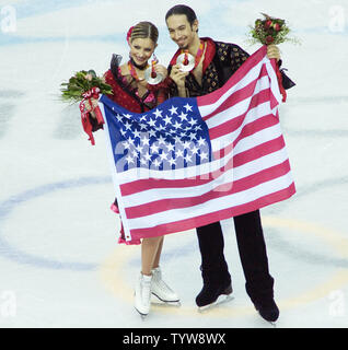 Tanith Belbin e Benjamin Agosto degli USA mostrare le loro medaglie d argento vinto nella danza su ghiaccio di pattinaggio di figura nel 2006 Torino Olimpiadi Invernali, 20 febbraio, 2006. (UPI foto/Heinz Ruckemann) Foto Stock