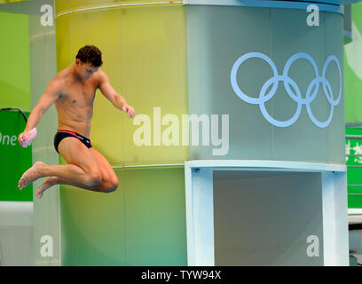 Stati Uniti Olympic diver Chris Colwill, Brandon, FL, si allenti sui tre metri di trampolino di lancio durante una pratica al National Aquatics Centre nuoto venue, Agosto 3, 2008 in preparazione per competetion durante le Olimpiadi di Pechino 2008 a Pechino, in Cina. (UPI foto/Mike Theiler) Foto Stock