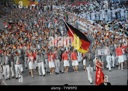 La squadra olimpica tedesca marche nel National Stadium, chiamato anche il Bird's Nest, durante le cerimonie di apertura per le 2008 Olimpiadi di estate a Pechino in Cina, il 8 agosto 2008. (UPI foto/Pat Benic) Foto Stock
