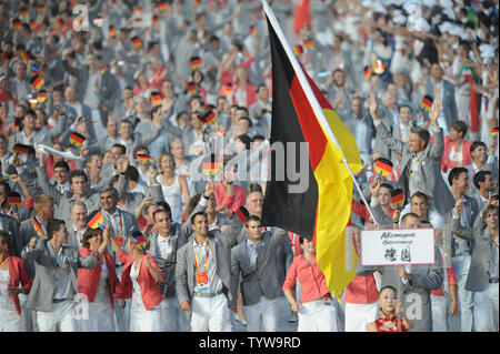La squadra olimpica tedesca marche nel National Stadium, chiamato anche il Bird's Nest, durante le cerimonie di apertura per le 2008 Olimpiadi di estate a Pechino in Cina, il 8 agosto 2008. (UPI foto/Pat Benic) Foto Stock