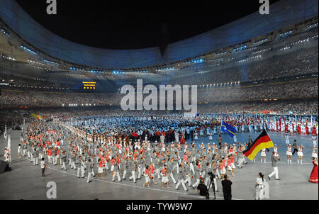 La squadra olimpica tedesca marche nel National Stadium, chiamato anche il Bird's Nest, durante le cerimonie di apertura per le 2008 Olimpiadi di estate a Pechino in Cina, il 8 agosto 2008. (UPI foto/Pat Benic) Foto Stock