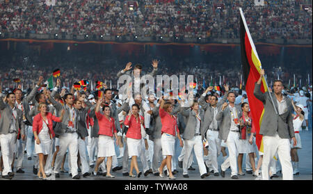 La squadra olimpica tedesca marche nel National Stadium durante le cerimonie di apertura per le 2008 Olimpiadi di estate a Pechino in Cina, il 8 agosto 2008. (UPI foto/Terry Schmitt) Foto Stock