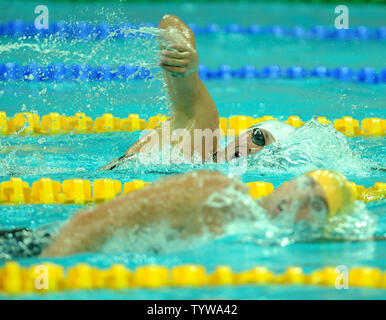 Stati Uniti d'America Peter VanDerkaay (top) compete nei confronti dell'Australia Grant Hackett in calore 5 in Uomini 400m Freestyle presso il Centro Acquatico Nazionale (Cubo Acqua) durante le 2008 Olimpiadi di estate a Pechino, in Cina, il 9 agosto 2008. Hacket qualificato con un tempo di 3:44.03 e VanDerkaay con 3:44.22. (UPI foto/Roger L. Wollenberg) Foto Stock