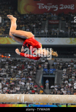 Stati Uniti d'America star ginnasta Shawn Johnson capriole in aria durante la sua routine sul saldo porzione di fascio della donna evento di qualificazione presso il National Indoor Stadium Giochi Olimpici Estivi a Pechino il 10 agosto 2008. (UPI foto/Pat Benic) Foto Stock