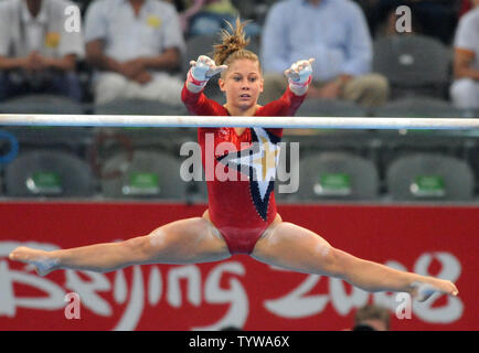 Stati Uniti d'America star ginnasta Shawn Johnson capovolge attraverso l'aria durante la sua routine sul le barre irregolari porzione della donna evento di qualificazione presso il National Indoor Stadium Giochi Olimpici Estivi a Pechino il 10 agosto 2008. (UPI foto/Pat Benic) Foto Stock