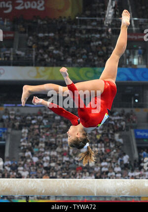 Stati Uniti d'America star ginnasta Shawn Johnson capriole in aria durante la sua routine sul saldo porzione di fascio della donna evento di qualificazione presso il National Indoor Stadium Giochi Olimpici Estivi a Pechino il 10 agosto 2008. (UPI foto/Pat Benic) Foto Stock