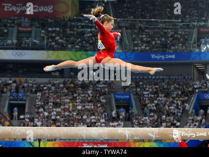 Stati Uniti d'America star ginnasta Shawn Johnson capriole in aria durante la sua routine sul saldo porzione di fascio della donna evento di qualificazione presso il National Indoor Stadium Giochi Olimpici Estivi a Pechino il 10 agosto 2008. (UPI foto/Pat Benic) Foto Stock