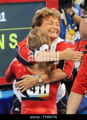 Stati Uniti d'America star ginnasta Shawn Johnson è abbracciato da Stati Uniti donna Coordinatore di ginnastica Martha Karolyi dopo Johnson prestazioni sul saldo porzione di fascio della donna evento di qualificazione presso il National Indoor Stadium Giochi Olimpici Estivi a Pechino il 10 agosto 2008. (UPI foto/Pat Benic) Foto Stock