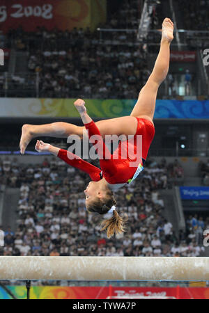 Stati Uniti d'America star ginnasta Shawn Johnson capriole in aria durante la sua routine sul saldo porzione di fascio della donna evento di qualificazione presso il National Indoor Stadium Giochi Olimpici Estivi a Pechino il 10 agosto 2008. (UPI foto/Pat Benic) Foto Stock