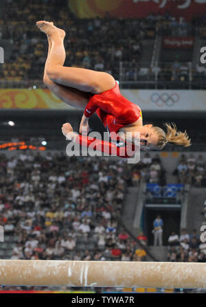 Stati Uniti d'America star ginnasta Shawn Johnson capriole in aria durante la sua routine sul saldo porzione di fascio della donna evento di qualificazione presso il National Indoor Stadium Giochi Olimpici Estivi a Pechino il 10 agosto 2008. (UPI foto/Pat Benic) Foto Stock