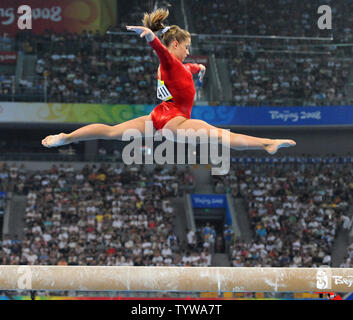 Stati Uniti d'America star ginnasta Shawn Johnson capriole in aria durante la sua routine sul saldo porzione di fascio della donna evento di qualificazione presso il National Indoor Stadium Giochi Olimpici Estivi a Pechino il 10 agosto 2008. (UPI foto/Pat Benic) Foto Stock