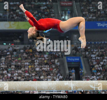 Stati Uniti d'America star ginnasta Shawn Johnson capriole in aria durante la sua routine sul saldo porzione di fascio della donna evento di qualificazione presso il National Indoor Stadium Giochi Olimpici Estivi a Pechino il 10 agosto 2008. (UPI foto/Pat Benic) Foto Stock