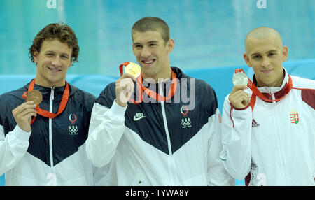 USA Michael Phelps mostra la sua medaglia d'oro per il suo mondo-record di uomini 400 metri Medley individuale presso il Centro Acquatico Nazionale (Cubo Acqua) durante le 2008 Olimpiadi di estate a Pechino, in Cina, il 10 agosto 2008. A sinistra è medaglia di bronzo Ryan Lochte, a destra, medaglia d'argento Laszlo Cseh. (UPI foto/Roger L. Wollenberg) Foto Stock