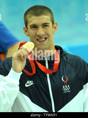 USA Michael Phelps mostra la sua medaglia d'oro per il suo mondo-record di uomini 400 metri Medley individuale presso il Centro Acquatico Nazionale (Cubo Acqua) durante le 2008 Olimpiadi di estate a Pechino, in Cina, il 10 agosto 2008. (UPI foto/Roger L. Wollenberg) Foto Stock