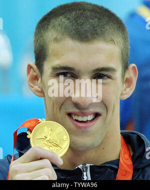 USA Michael Phelps mostra la sua medaglia d'oro per il suo mondo-record di uomini 400 metri Medley individuale presso il Centro Acquatico Nazionale (Cubo Acqua) durante le 2008 Olimpiadi di estate a Pechino, in Cina, il 10 agosto 2008. (UPI foto/Roger L. Wollenberg) Foto Stock